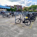 Bicyklové parkovisko pre budovou školy.