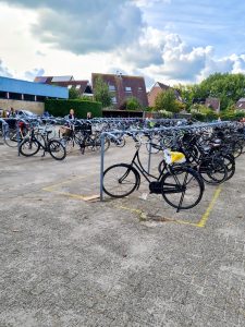 Bicyklové parkovisko pre budovou školy.