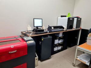 Stroj na rezanie laserom vľavo a 3D tlačiarne vpravo.