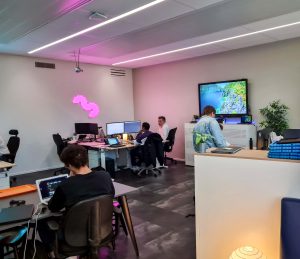 Pokojná až relaxačná atmosféra v IT centre školy.